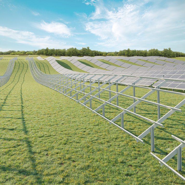 Systemy konstrukcji Reca RS - zdjęcie farmy fotowoltaicznej w budowie.